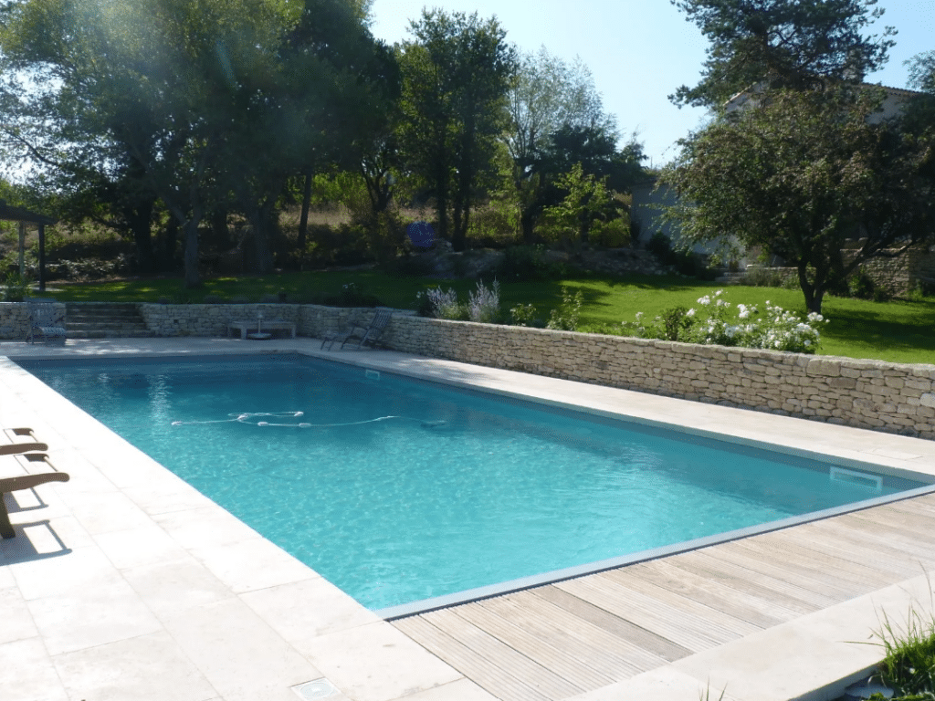 Quelle est la meilleure période pour une construction de piscine ? Préparez-vous dès le printemps !